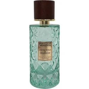 Indulgent Moments Jasmine Petals & Cedarwood parfüm şişesi
