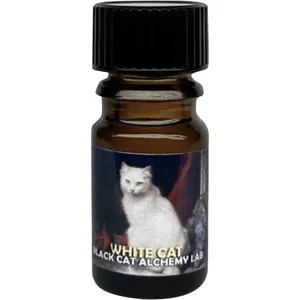 Black Phoenix Alchemy Lab White Cat parfüm şişesi