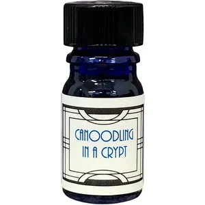 Nui Cobalt Designs Canoodling in a Crypt parfüm şişesi