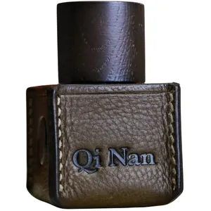 Ensar Oud Qi Nan: Pusong parfüm şişesi