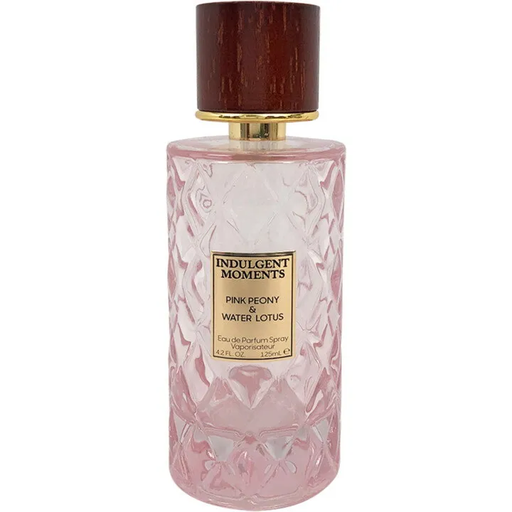 Indulgent Moments Pink Peony & Water Lotus parfüm şişesi